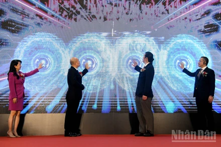Các đại biểu thực hiện nghi thức nhấn nút khai mạc triển lãm. Ảnh: Nguyễn Dương