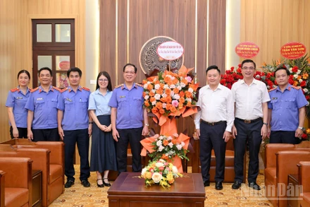 Đoàn Viện Kiểm sát nhân dân tối cao chúc mừng Báo Nhân Dân.