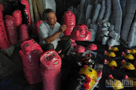 Nghệ nhân Vũ Huy Đông chế tác đồ chơi Trung thu.