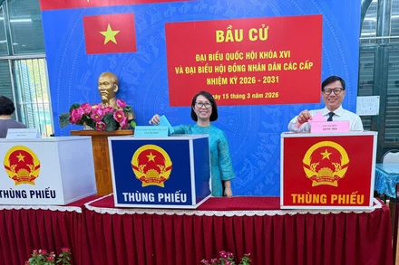 Ông Đinh Hoàng Hà và vợ Nguyễn Ngọc Minh (kiều bào Singapore) tham gia bỏ phiếu bầu cử tại điểm bầu cử phường Chợ Lớn, Thành phố Hồ Chí Minh.