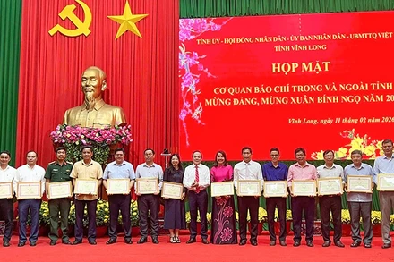 Khen thưởng cho các tập thể và cá nhân xuất sắc tiêu biểu. 