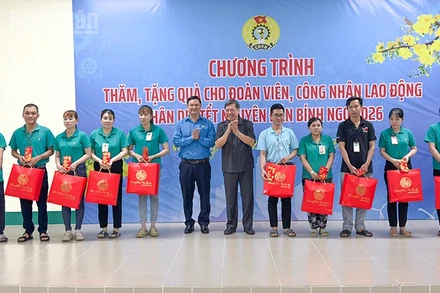 Đồng chí Trần Văn Rón trao quà Tết cho đoàn viên, người lao động. 