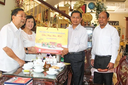 Đoàn lãnh đạo tỉnh Vĩnh Long thăm và chúc Tết gia đình nguyên Bí thư Tỉnh ủy Vĩnh Long Trương Văn Sáu. 