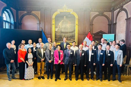 Lãnh đạo và đại biểu của 2 đại học (HUST và BOKU) chụp hình lưu niệm với Đại sứ Việt Nam tại Cộng hòa Áo và Slovenia.