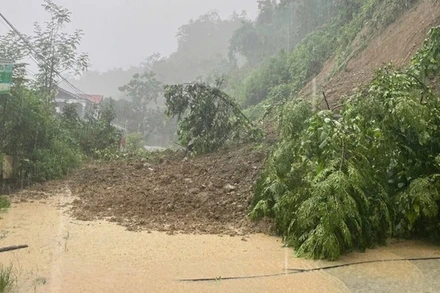 Sạt lở gây ách tắc giao thông trên tuyến đường từ phường Bắc Kạn đi xã Chợ Đồn. (Ảnh: HÀ VIỆT)
