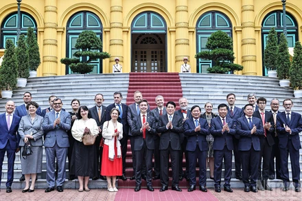 Chủ tịch nước Lương Cường cùng đại sứ, đại biện các nước thành viên Liên minh châu Âu tại Việt Nam tham dự buổi tiếp tại Phủ Chủ tịch.