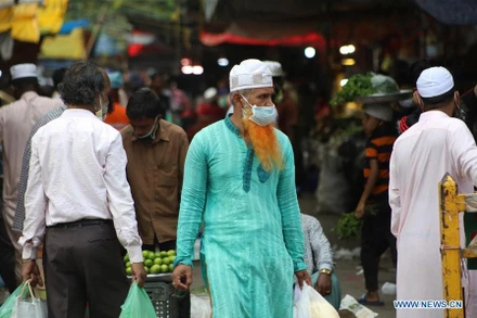 Người dân đeo khẩu trang tại một khu chợ tạm ở Dhaka, Bangladesh. (Ảnh minh họa: Tân Hoa xã)