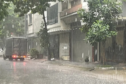 Vào thời điểm 17 giờ 50 phút, ngày 12/7, một số nơi thuộc khu vực nội thành Hà Nội đang có mưa rào. (Ảnh minh họa: Đ.T)