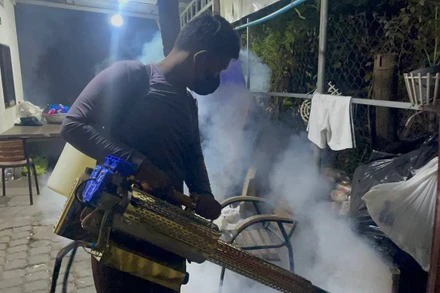 Sở Y tế Phnom Penh phát động chiến dịch phun thuốc diệt trừ muỗi. (Ảnh minh họa: Thời báo Khmer).