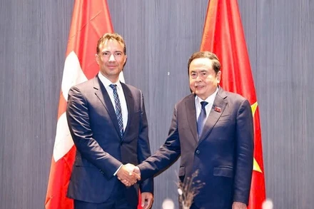 Chủ tịch Quốc hội Trần Thanh Mẫn hội kiến Chủ tịch Thượng viện Thụy Sĩ Andrea Caroni. (Ảnh TTXVN)