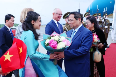 Cán bộ, nhân viên Đại sứ quán Việt Nam tại Estonia đón Thủ tướng Phạm Minh Chính và Phu nhân. Ảnh: TTXVN 