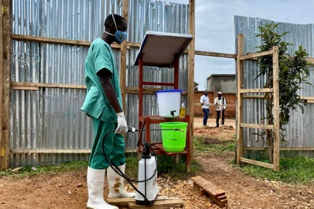 Nhân viên y tế đang khử trùng một trung tâm điều trị Ebola tại địa phương ở tỉnh Bắc Kivu, đông bắc Cộng hòa Dân chủ Congo. (Ảnh: Tân Hoa xã)