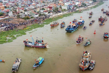Tàu thuyền ra vào tấp nập trên sông Diêm Hộ, thị trấn Diêm Điền.