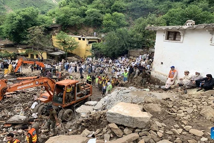 Người dân theo dõi lực lượng cứu hộ tìm kiếm nạn nhân trong đống đổ nát của những ngôi nhà bị sập sau trận mưa lớn ở quận Swabi, tỉnh Khyber Pakhtunkhwa, tây bắc Pakistan. (Ảnh: THX)