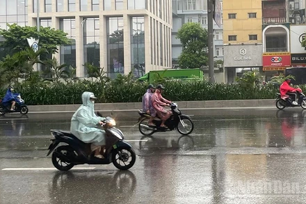 Dự báo Hà Nội chiều tối và đêm có lúc có mưa rào và dông. (Ảnh minh họa: Đ.T)