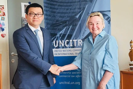 Đại sứ Vũ Lê Thái Hoàng tiếp bà Anna Joubin-Bret, Thư ký Ủy ban Luật Thương mại Quốc tế của Liên hợp quốc (UNCITRAL).