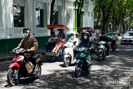 Khu vực Hà Nội được dự báo ngày nắng nóng, chiều tối và đêm có lúc có mưa rào và dông. (Ảnh minh họa: Đ.T)