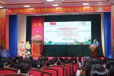 "Khóa đào tạo ứng dụng AI và chuyển đổi số trong công tác giáo dục" thu hút 200 học viên là cán bộ quản lý và tổ trưởng bộ môn các trường tại địa phương.