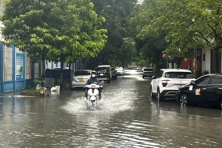 Mưa gây ngập lụt diện rộng tại nhiều tuyến đường ở Hà Nội (Ảnh: Đ.T)