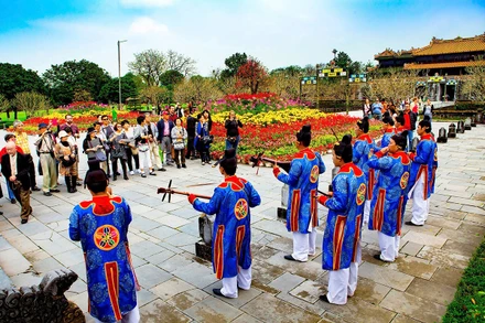 Du khách thưởng thức nhã nhạc cung đình tại Đại Nội. (Ảnh QUANG VINH)