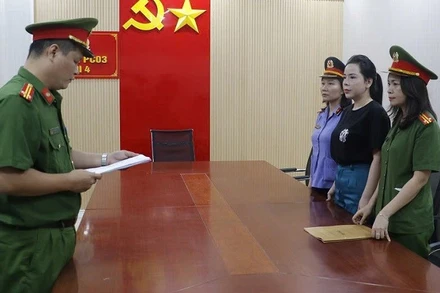 Cơ quan Cảnh sát điều tra Công an Nghệ An đọc lệnh khởi tố vụ án, khởi tố bị can và bắt tạm giam đối với Phùng Thị Thu Hiền.