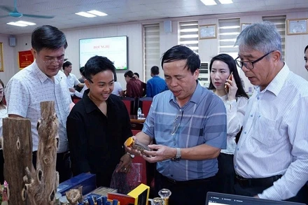 Các đại biểu, doanh nghiệp tham quan gian hàng trưng bày sản phẩm trầm hương của tỉnh Lâm Đồng. (Ảnh: THU HUYỀN)