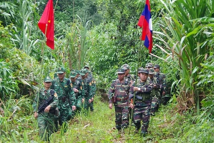 Đội hình tuần tra của Bộ đội Biên phòng Nghệ An và Bộ Chỉ huy Quân sự tỉnh Hủa Phăn.