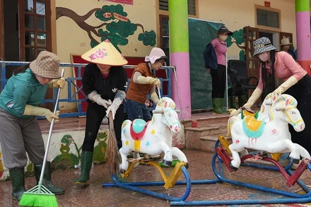 Các giáo viên Trường mầm non Hưng Thịnh (xã Hưng Nguyên) đã vượt hơn 100km để đến với Trường mầm non Chi Khê để khắc phục bão lũ. (Ảnh: MỸ HÀ)