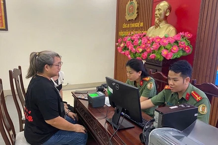 Cán bộ Phòng Quản lý xuất nhập cảnh hướng dẫn chu đáo các thủ tục cấp tài khoản định danh điện tử mức độ 2 cho người nước ngoài.