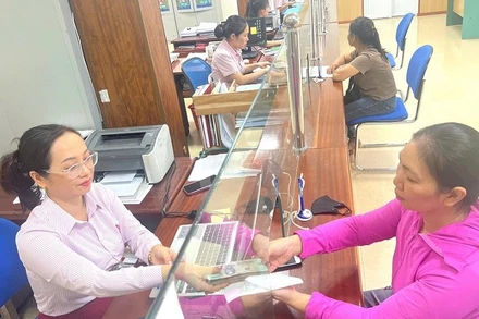 Ngân hàng Chính sách xã hội Quỳ Châu giải ngân đầu tiên số tiền 80 triệu đồng cho đại diện gia đình tân sinh viên Cao Như Trịnh.