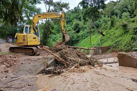 Đơn vị chức năng khắc phục những điểm sạt lở trên tuyến đường liên xã: Huồi Tụ- Na Loi-Keng Đu. (Ảnh: PỊT THỊ HÀ)