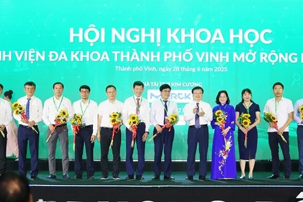 Lãnh đạo Ủy ban nhân dân tỉnh Nghệ An tặng hoa cho đại diện lãnh đạo Bộ Y tế, các sở y tế, các trường địa học, bệnh viện.