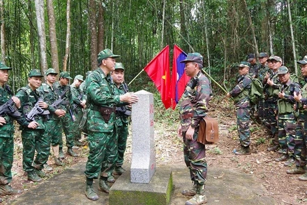 Hai đội trưởng trao đổi tình hình liên quan đến an ninh biên giới ngay tại cột mốc.