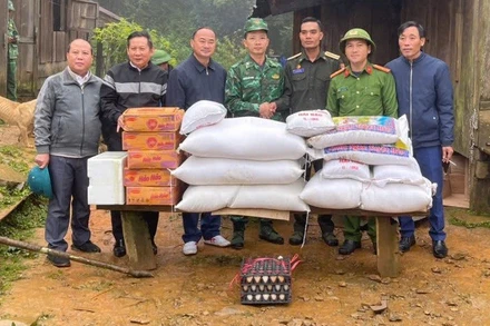 Hỗ trợ lương thực, thực phẩm cho lực lượng bảo vệ biên giới nước bạn Lào bị cô lập nhiều ngày do nước lũ.