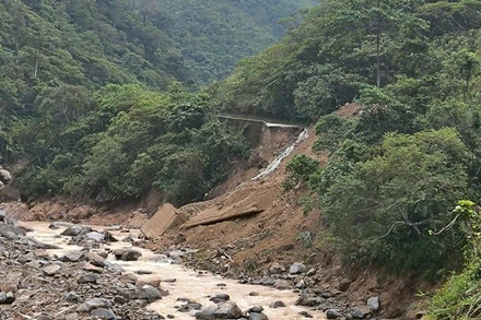 Mưa lũ gây sạt lở nghiêm trọng các tuyến giao thông ở miền Tây Nghệ An.
