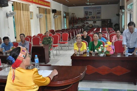 Chi bộ bản Kẻ Bọn hợp bàn ra Nghị quyết vận động nhân dân hiến đất, di dời mồ mả, bàn giao mặt bằng xây dựng kè sông Hiếu.