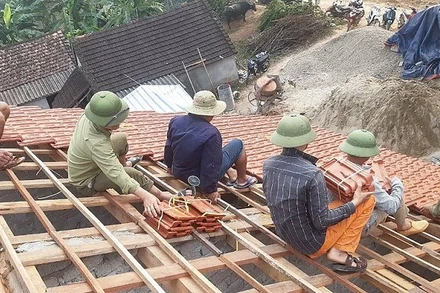 Người dân Thanh Chương hỗ trợ làm nhà cho người nghèo. (Ảnh: MAI HOA)