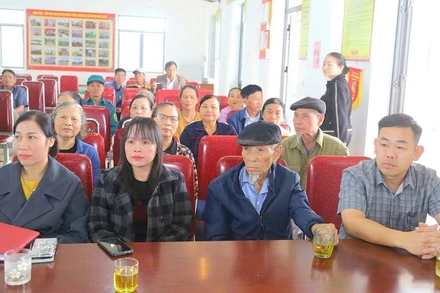 Cử tri cao tuổi Hồ Xuân Biểu (ngồi hàng đầu, đội mũ) chăm chú theo dõi hội nghị tiếp xúc cử tri trên địa bàn.