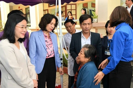 Thứ trưởng Y tế Nguyễn Thị Liên Hương cùng các đại biểu hỏi thăm tình hình sức khỏe người dân đến khám sàng lọc.