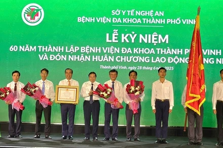 Lãnh đạo Bệnh viện Đa khoa thành phố Vinh vinh dự đón nhận Huân chương Lao động hạng Nhất.