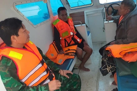 Các ngư dân bị nạn được đưa lên ca-nô cứu hộ an toàn.
