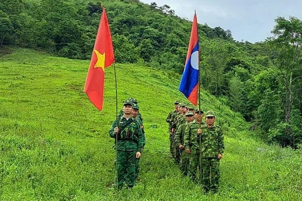 Đội hình tuần tra song phương giữa Đồn Biên phòng Cửa khẩu quốc tế Nậm Cắn và Đại đội Bảo vệ biên giới 221.