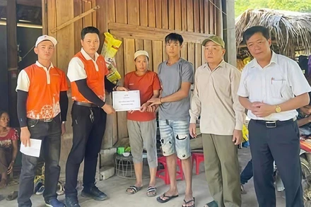 Quỹ Thiện Tâm trao 100 triệu đồng cho gia đình có người tử vong tại bản Hằm, xã Mường Chọng.