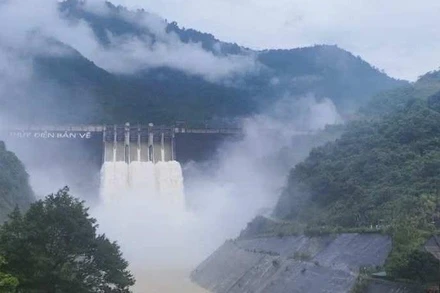 Hồ chứa nước thủy điện Bản Vẽ xả nước, "đón lũ".