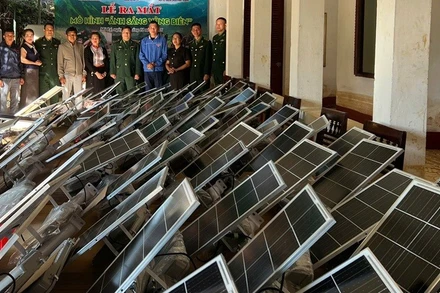 Lãnh đạo Đồn Biên phòng Mỹ Lý và địa phương trong lễ ra mắt mô hình “Ánh sáng vùng biên”.