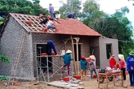 Hội Phụ nữ Yên Thành hỗ trợ hội viên xóa nhà tạm. (Ảnh: MAI HOA)