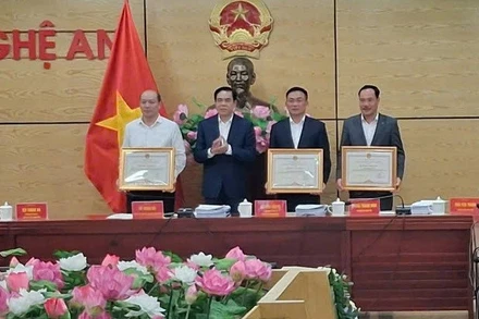 Chủ tịch Ủy ban nhân dân tỉnh Nghệ An tặng bằng khen cho các tập thể.