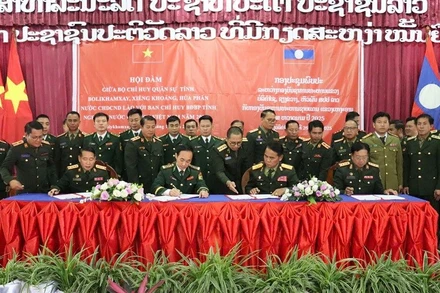 Các trưởng đoàn ký biên bản ghi nhớ.