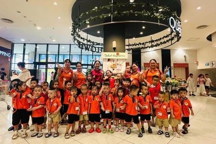 Một hoạt động ngoại khoá của cô và trò một trường mầm non trên địa bàn Hà Nội. (Ảnh: PV).