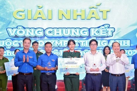 Bí thư Trung ương Đoàn, Chủ tịch Hội Liên hiệp Thanh niên Việt Nam Nguyễn Tường Lâm (ngoài cùng bên trái, hàng đầu) cùng đại diện các đơn vị liên quan trao giải Nhất của Cuộc thi tặng đội "Star Striders".